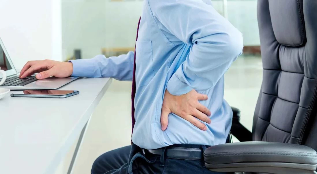 راحة ظهرك تبدأ من مكتبك.. نصائح بسيطة وفعالة لحماية العمود الفقري