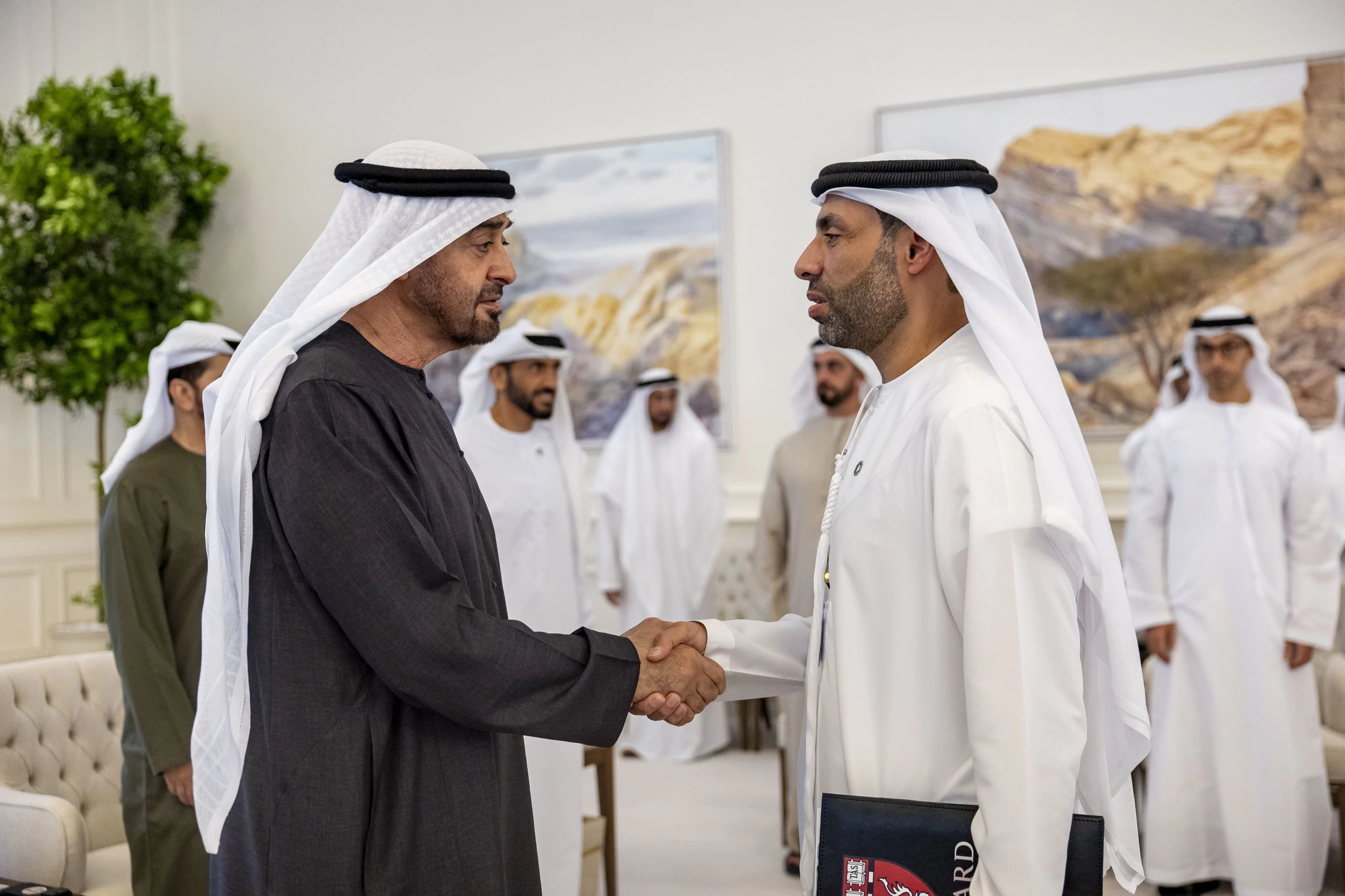 رئيس الدولة يستقبل البروفيسور حميد الشامسي تقديرًا لإنجازه الأكاديمي العالمي