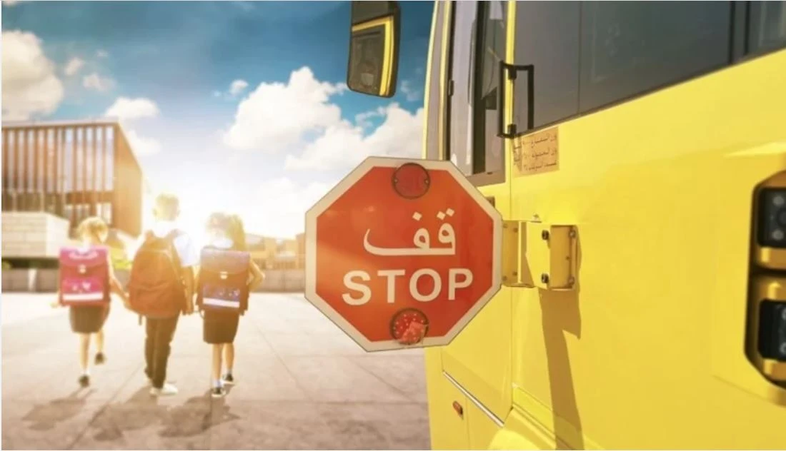 شرطة أبوظبي تشدد على تجنب المشتتات أثناء القيادة قرب المدارس