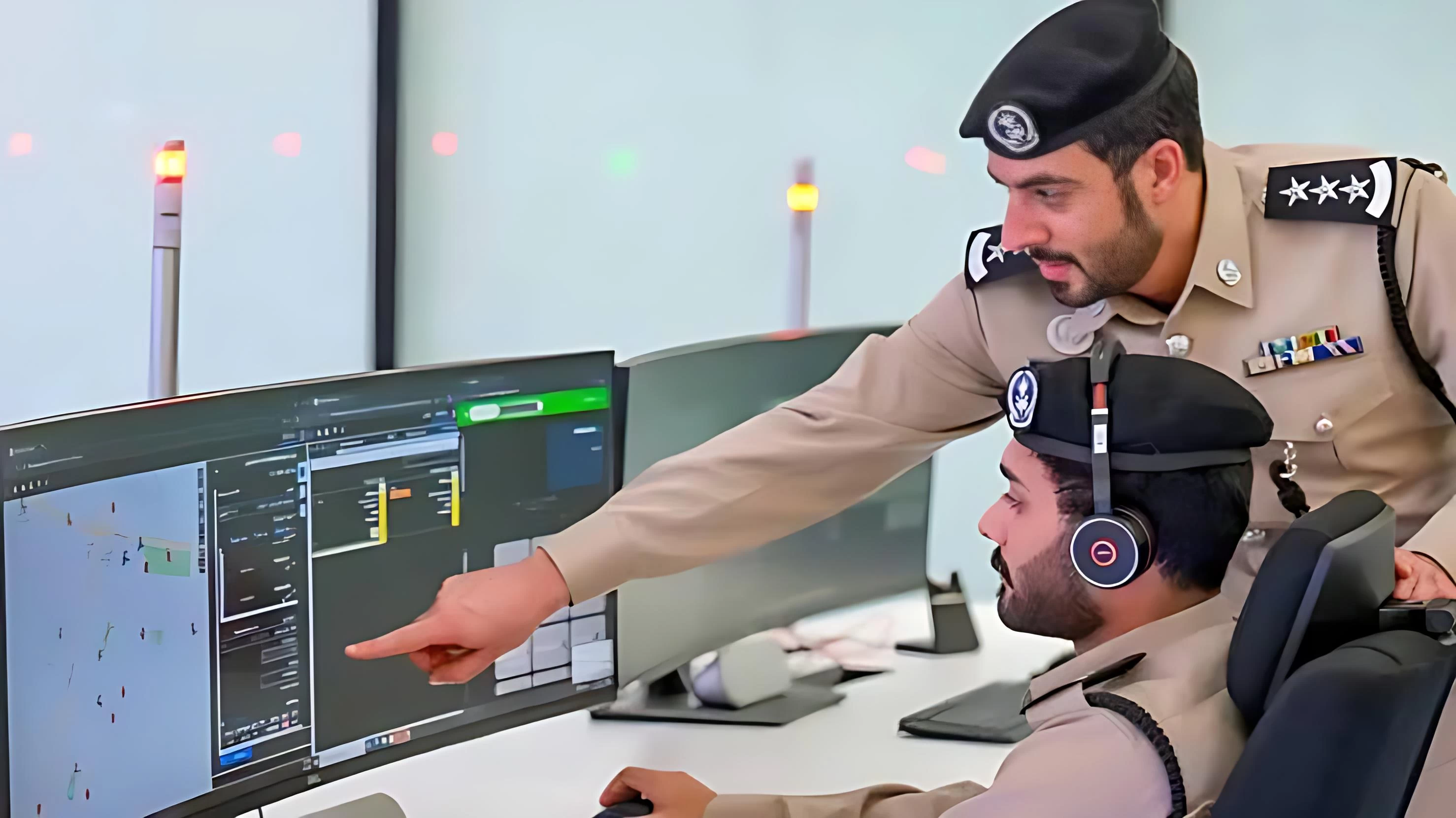 شرطة الشارقة تنقذ شخصين احتُجزا داخل مركبة كهربائية