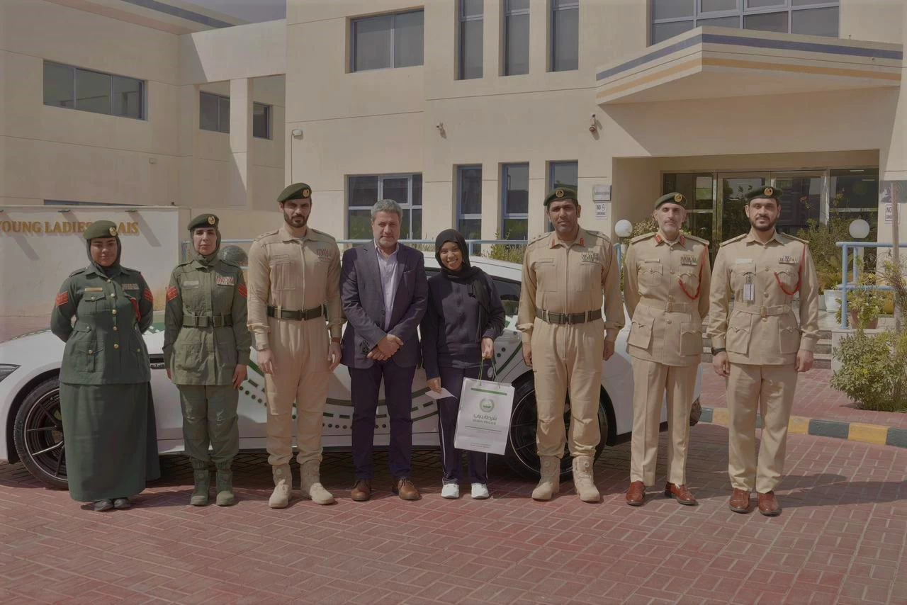 شرطة دبي تكرم طالبة شكرت أحد أفرادها برسالة مؤثرة أمام مدرستها