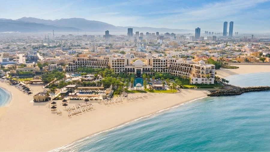 سقوط شظايا ولا إصابات.. الدفاعات الجوية الإماراتية تتعامل بكفاءة مع طائرة مسيرة في رأس الخيمة