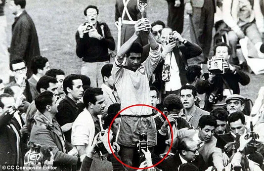 صورة من مونديال 1962 تثير الجدل بعد ظهور جهاز يشبه الهاتف المحمول