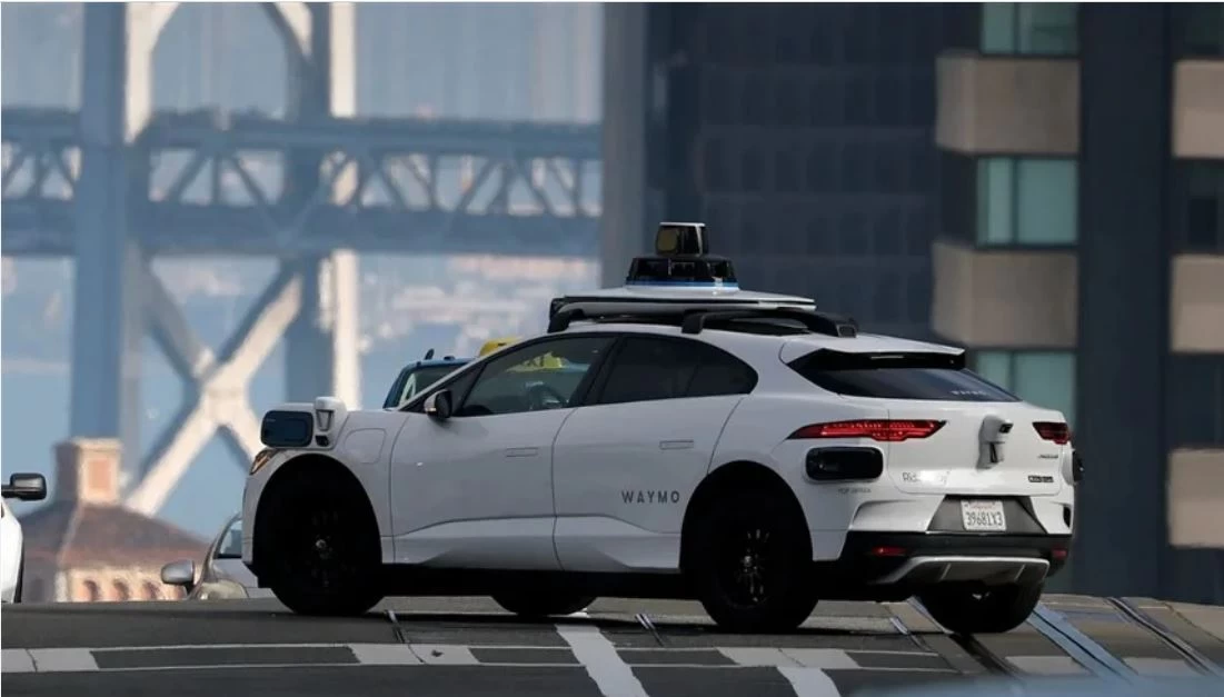 سيارة أجرة ذاتية القيادة ترافق أمريكية خلال لحظة ولادة استثنائية
