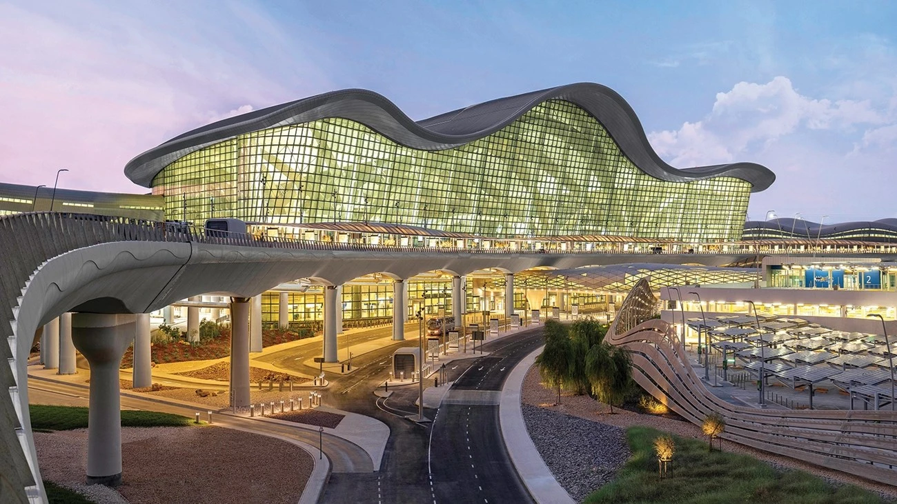 تجربة سفر آمنة ومريحة.. مطار زايد الدولي يوسع خدماته لتشمل الإقامة والنقل والرعاية الطبية للمسافرين