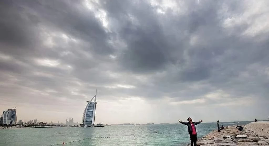 طقس الإمارات اليوم.. غيوم وأمطار محتملة ودرجات حرارة تصل إلى 42