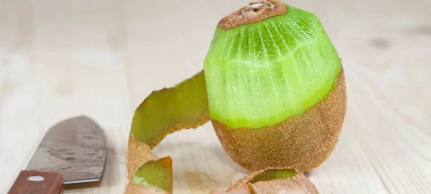 تناول الكيوي دون تقشير.. فوائد غذائية وفيتامينات عديدة